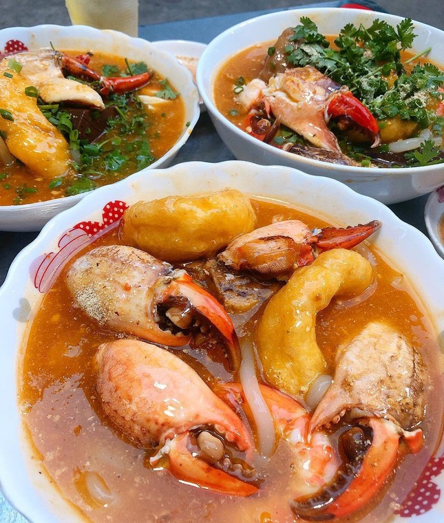 Những quán ăn ven đường không rẻ vẫn hút khách ở TP.HCM ảnh 2