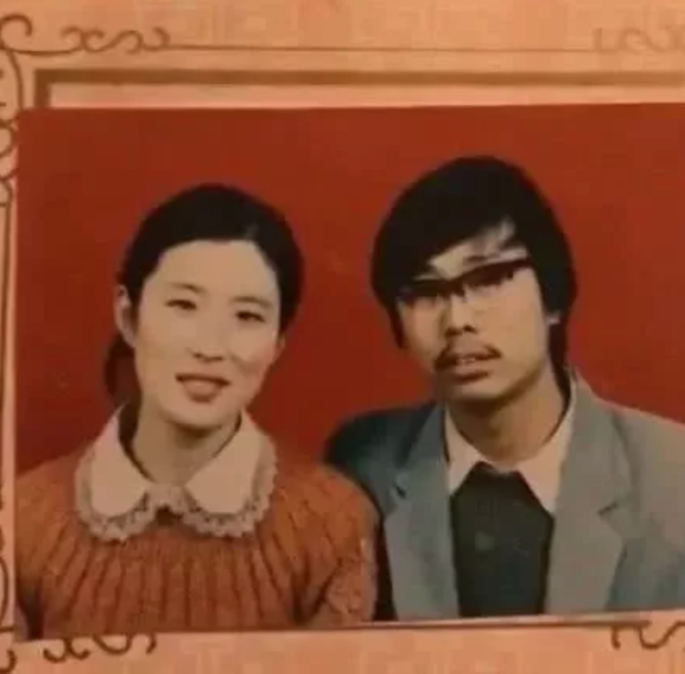 Hết khoe bố mẹ nhan sắc "cực phẩm", trào lưu phụ huynh "đũa lệch" đang dần phủ sóng MXH ảnh 1