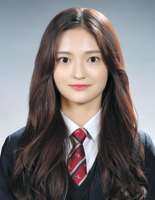 Ngắm các idol K-Pop khoe dáng trong ngày cuối cùng mặc đồng phục học sinh ảnh 6