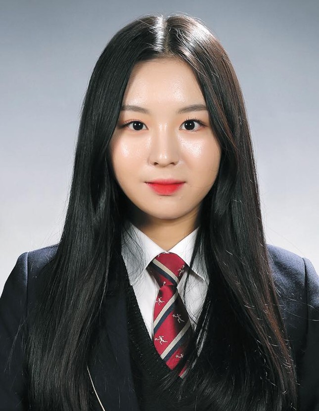 Ngắm các idol K-Pop khoe dáng trong ngày cuối cùng mặc đồng phục học sinh ảnh 5
