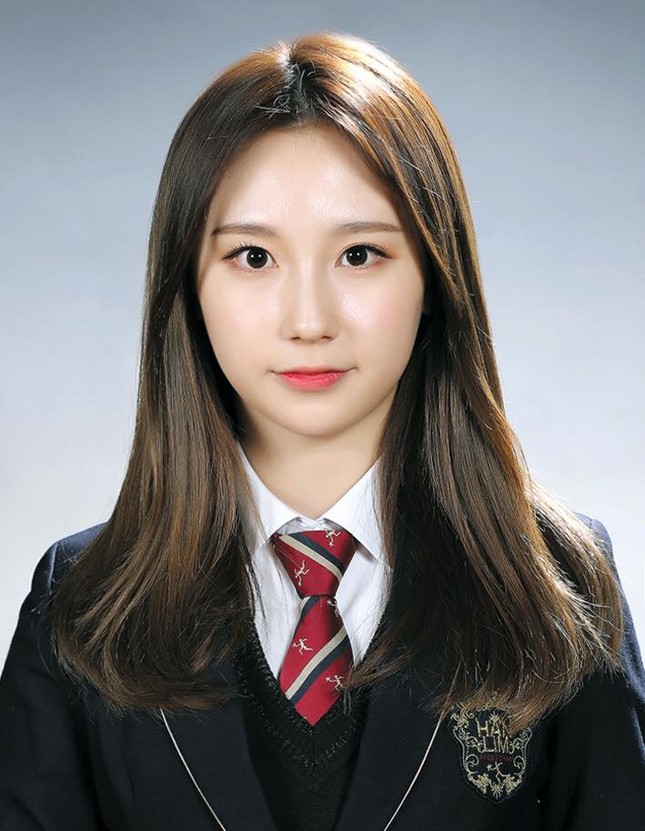 Ngắm các idol K-Pop khoe dáng trong ngày cuối cùng mặc đồng phục học sinh ảnh 4