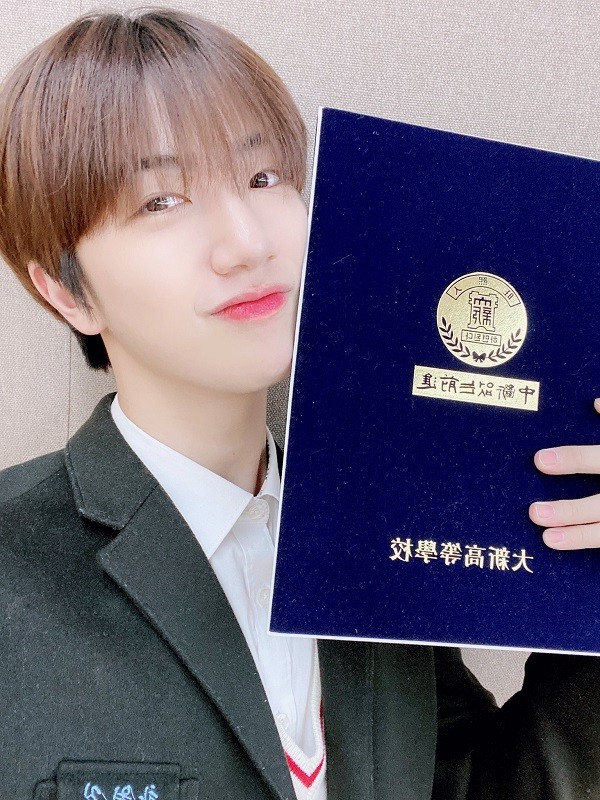 Ngắm các idol K-Pop khoe dáng trong ngày cuối cùng mặc đồng phục học sinh ảnh 13