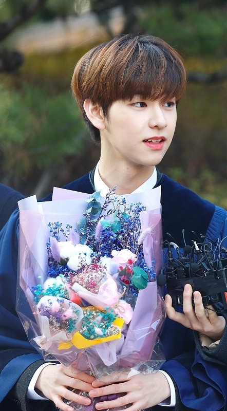 Ngắm các idol K-Pop khoe dáng trong ngày cuối cùng mặc đồng phục học sinh ảnh 14