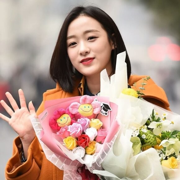 Ngắm các idol K-Pop khoe dáng trong ngày cuối cùng mặc đồng phục học sinh ảnh 8