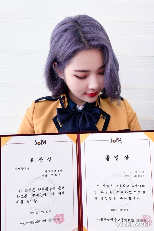 Ngắm các idol K-Pop khoe dáng trong ngày cuối cùng mặc đồng phục học sinh ảnh 10