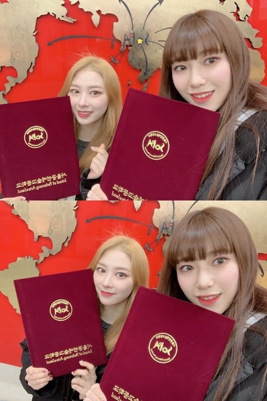 Ngắm các idol K-Pop khoe dáng trong ngày cuối cùng mặc đồng phục học sinh ảnh 11