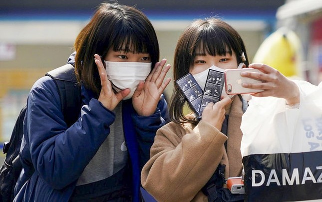 Nghiên cứu mới nhất: Virus corona có thể tồn tại đến 96 giờ trên màn hình điện thoại ảnh 1