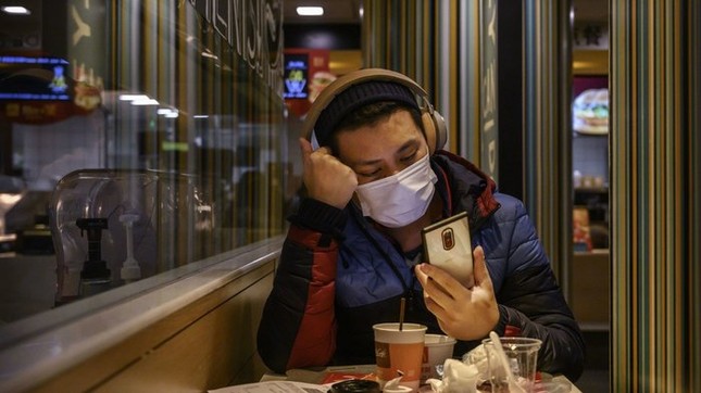 Nghiên cứu mới nhất: Virus corona có thể tồn tại đến 96 giờ trên màn hình điện thoại ảnh 2