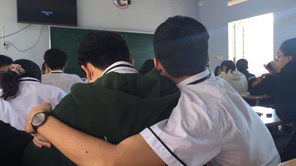 Hài hước hình ảnh học sinh "tình thân mến thân" trở lại trường sau "kỳ nghỉ bất đắc dĩ" ảnh 2