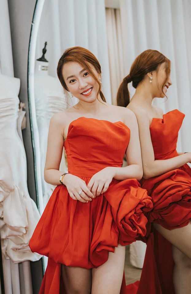 Dân mạng vào Facebook của nữ diễn viên đang hẹn hò với cầu thủ Tiến Linh để bình luận "kém duyên" ảnh 2