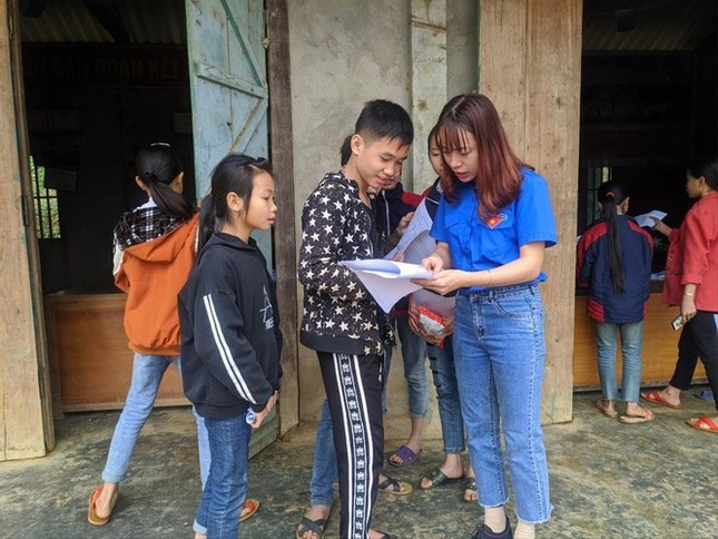 Các bạn Đoàn viên băng rừng, lội suối hỗ trợ học trò nghèo ảnh 2