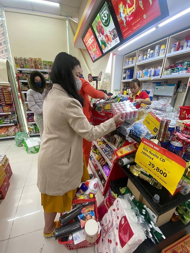 Hà Nội: Đầu giờ sáng, siêu thị đã đông nghịt người chen chân mua sắm ảnh 9