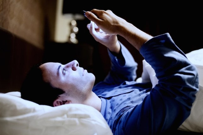 Biết điều này bạn sẽ chẳng còn dám "lướt" smartphone trước khi đi ngủ nữa ảnh 1