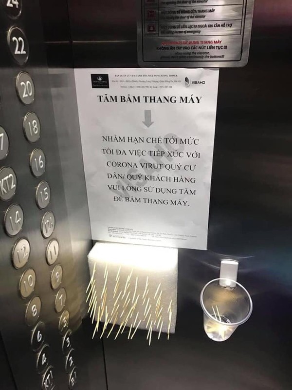 Một số chung cư ở Hà Nội dùng tăm, giấy ăn để ấn nút thang máy ngăn ngừa COVID-19 ảnh 1