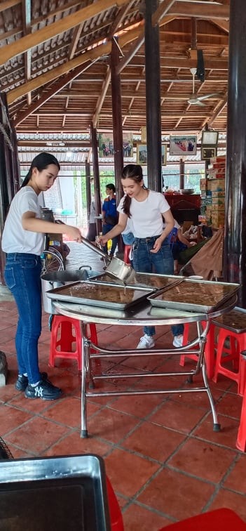 'Người đẹp nhân ái': Thí sinh HHVN 2020 mang ‘cơm hạnh phúc’ cho trẻ em, người già - ảnh 3