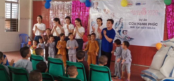 'Người đẹp nhân ái': Thí sinh HHVN 2020 mang ‘cơm hạnh phúc’ cho trẻ em, người già - ảnh 9