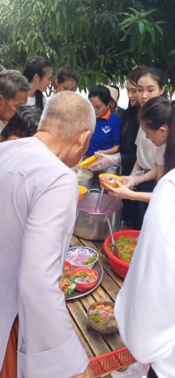 'Người đẹp nhân ái': Thí sinh HHVN 2020 mang ‘cơm hạnh phúc’ cho trẻ em, người già - ảnh 7