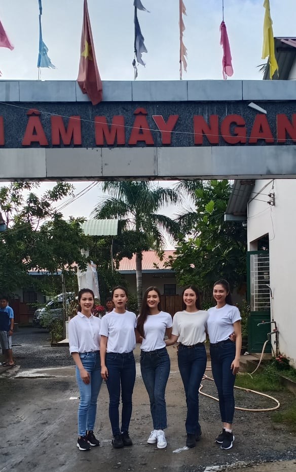 'Người đẹp nhân ái': Thí sinh HHVN 2020 mang ‘cơm hạnh phúc’ cho trẻ em, người già - ảnh 10