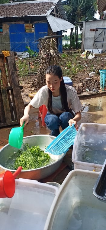 'Người đẹp nhân ái': Thí sinh HHVN 2020 mang ‘cơm hạnh phúc’ cho trẻ em, người già - ảnh 4