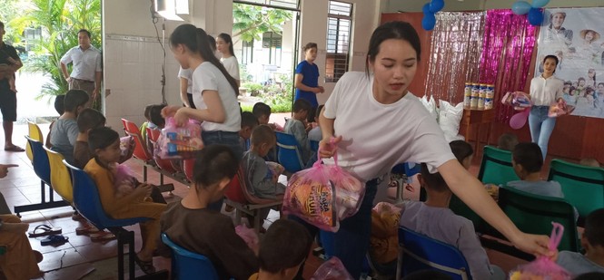 'Người đẹp nhân ái': Thí sinh HHVN 2020 mang ‘cơm hạnh phúc’ cho trẻ em, người già - ảnh 8
