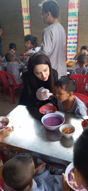 'Người đẹp nhân ái': Thí sinh HHVN 2020 mang ‘cơm hạnh phúc’ cho trẻ em, người già - ảnh 6