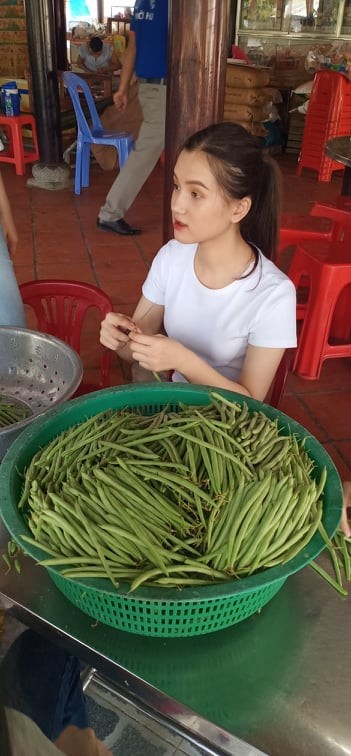 'Người đẹp nhân ái': Thí sinh HHVN 2020 mang ‘cơm hạnh phúc’ cho trẻ em, người già - ảnh 5