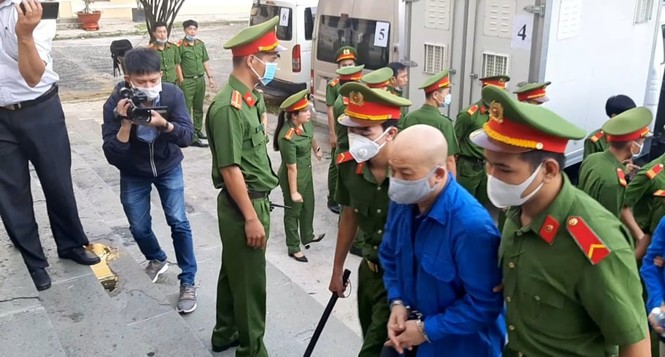 Cảnh sát áp giải cựu Bộ trưởng Đinh La Thăng cùng 18 bị cáo vào tòa - ảnh 1