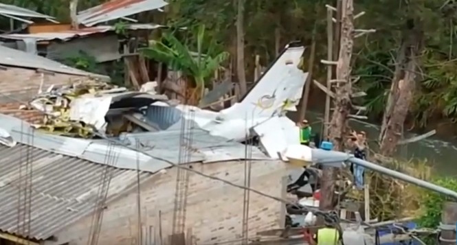 Máy bay đâm xuống nhà dân, 7 người thiệt mạng - ảnh 1
