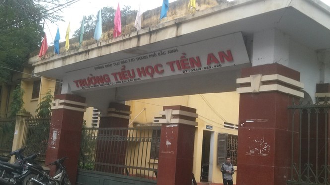 Nhói lòng đám tang bé 8 tuổi bị bố đánh chết - ảnh 3