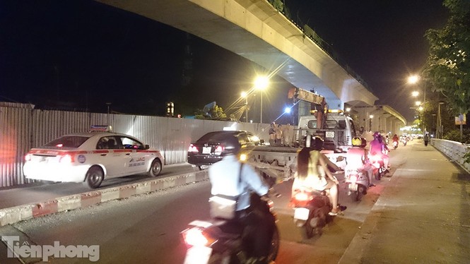 Xế hộp lao lên gờ bê tông “mắc cạn” giữa cầu Trắng - ảnh 2