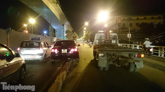 Xế hộp lao lên gờ bê tông “mắc cạn” giữa cầu Trắng - ảnh 4