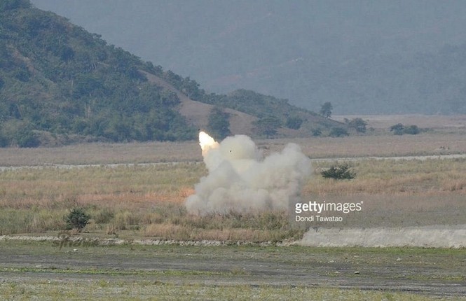 Cận cảnh siêu pháo phản lực HIMARS khai hỏa ở Philippines - ảnh 4