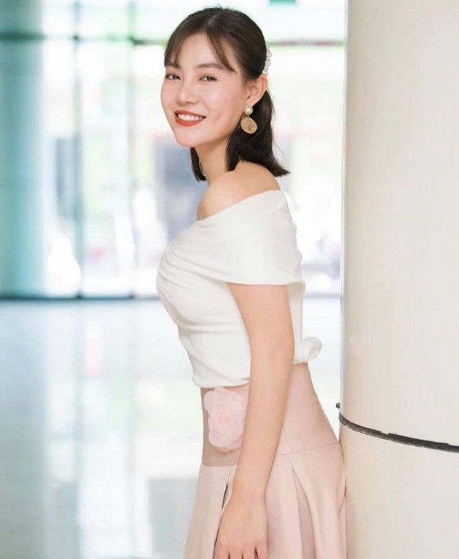 Showbiz 18/5: Lê Giang theo style Hiền Hồ, Hồng Nhung công khai bạn trai mới? - ảnh 13