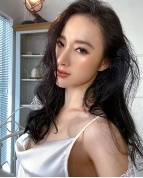 Sao Việt thi nhau đăng ảnh theo trào lưu cũ - mới; Bảo Anh bất ngờ hôn má Dương Triệu Vũ - ảnh 1