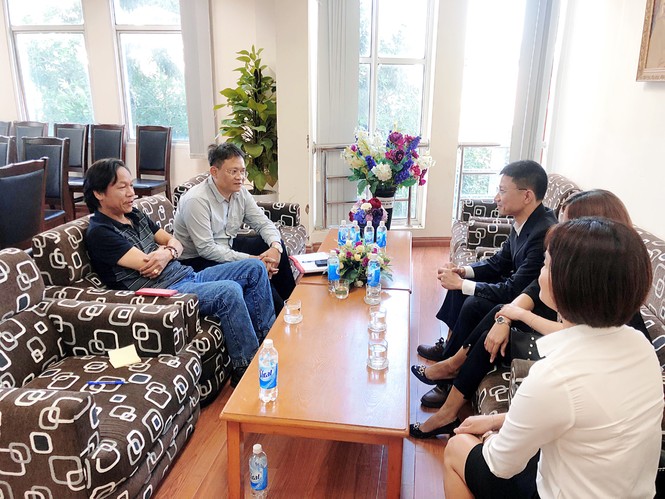 Nhà hảo tâm tặng chăn, hỗ trợ cho học sinh ở vùng sạt lở Trà Leng - ảnh 1