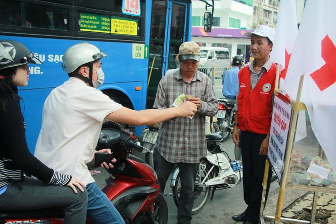 Nghĩa cử ấm áp của người dân TP. HCM với đồng bào vùng lũ - ảnh 11