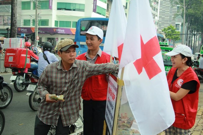 Nghĩa cử ấm áp của người dân TP. HCM với đồng bào vùng lũ - ảnh 10