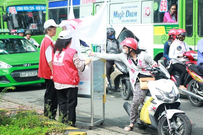 Nghĩa cử ấm áp của người dân TP. HCM với đồng bào vùng lũ - ảnh 1