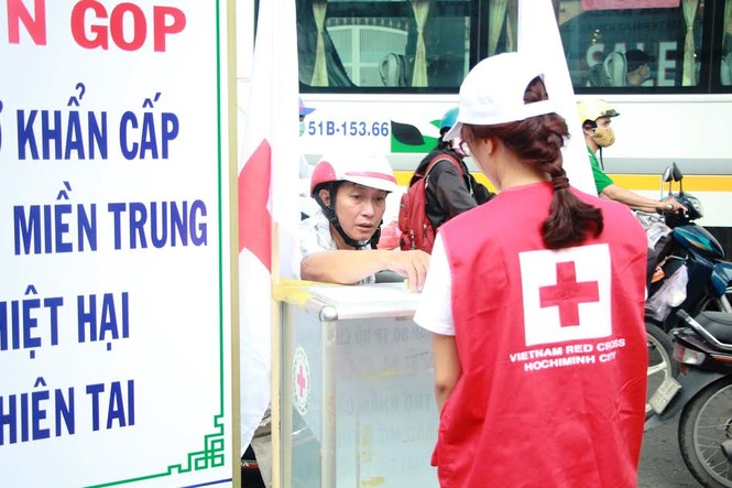 Nghĩa cử ấm áp của người dân TP. HCM với đồng bào vùng lũ - ảnh 4