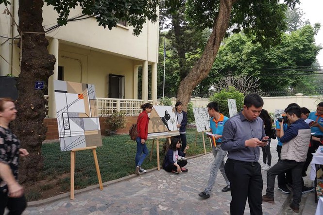 Triển lãm tranh ngoài trời với các tác phẩm nghệ thuật băng dính - ảnh 3