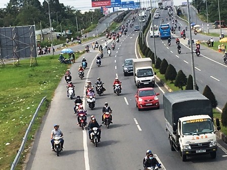 Người lao động đổ về Sài Gòn sau kỳ nghỉ Tết - ảnh 1