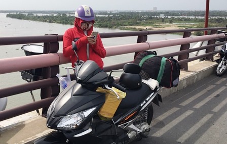 Người lao động đổ về Sài Gòn sau kỳ nghỉ Tết - ảnh 3