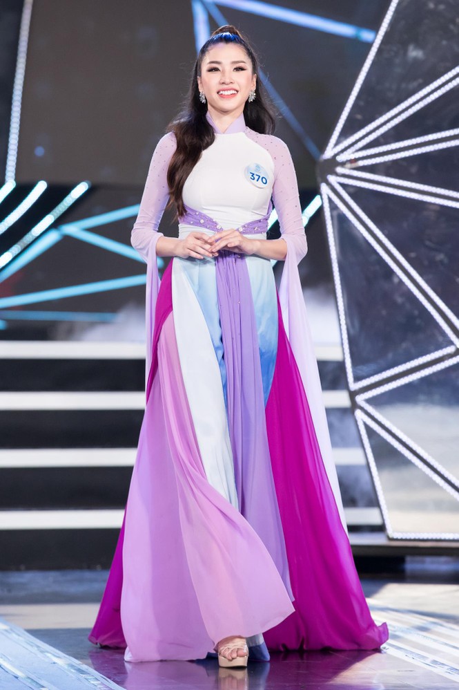 Thí sinh chung khảo phía Bắc Miss World VN khoe đường cong quyến rũ với áo dài - ảnh 9