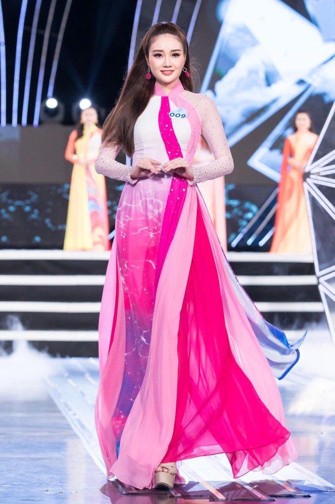 Thí sinh chung khảo phía Bắc Miss World VN khoe đường cong quyến rũ với áo dài - ảnh 11