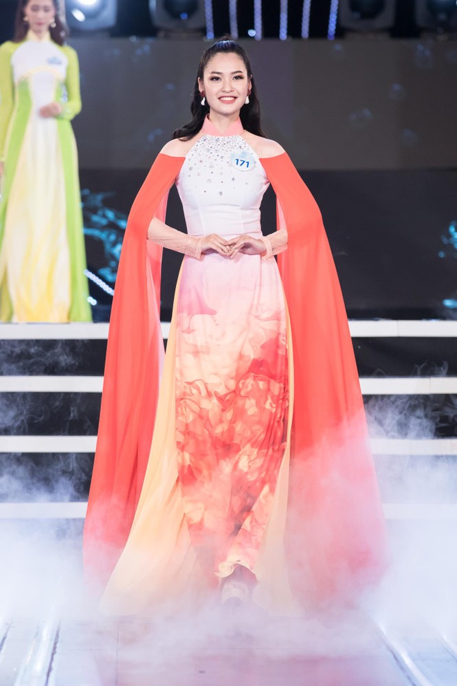 Thí sinh chung khảo phía Bắc Miss World VN khoe đường cong quyến rũ với áo dài - ảnh 13