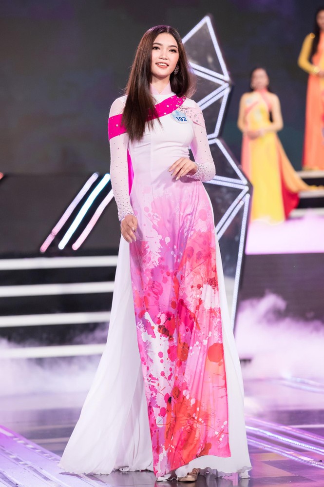 Thí sinh chung khảo phía Bắc Miss World VN khoe đường cong quyến rũ với áo dài - ảnh 1