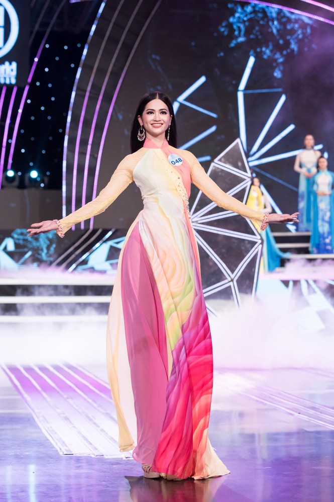Thí sinh chung khảo phía Bắc Miss World VN khoe đường cong quyến rũ với áo dài - ảnh 2