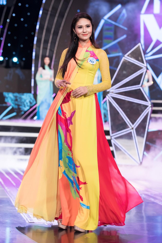 Thí sinh chung khảo phía Bắc Miss World VN khoe đường cong quyến rũ với áo dài - ảnh 3