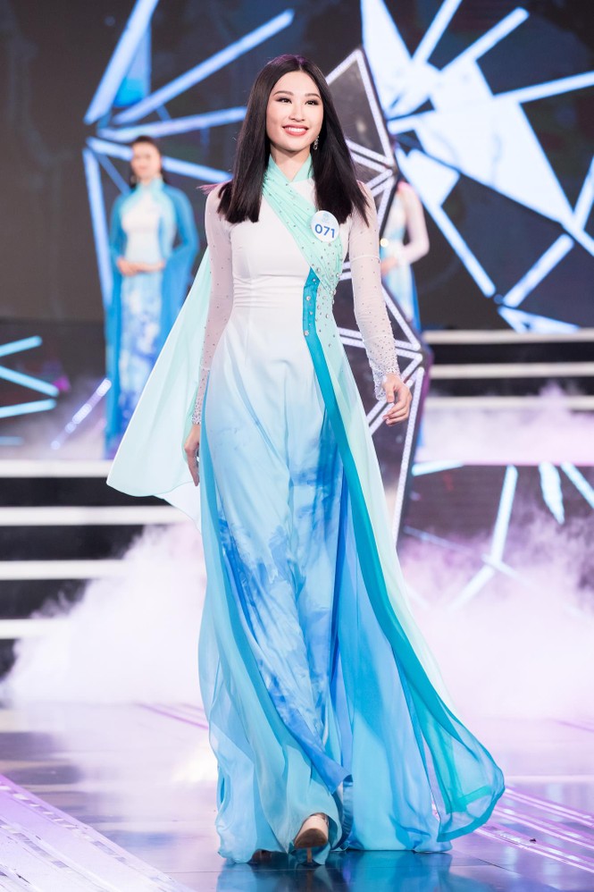 Thí sinh chung khảo phía Bắc Miss World VN khoe đường cong quyến rũ với áo dài - ảnh 4