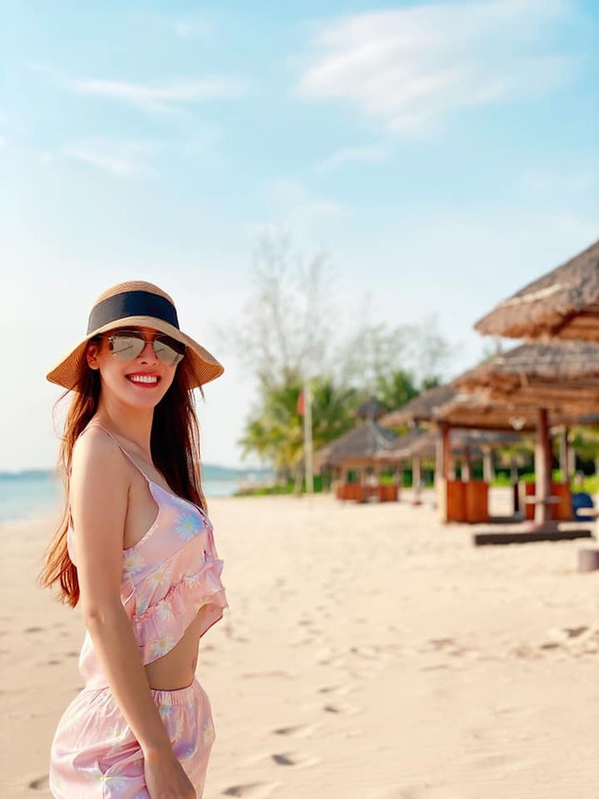 Quế Vân 'thả rông' để lộ vòng 1 hớ hênh - ảnh 2